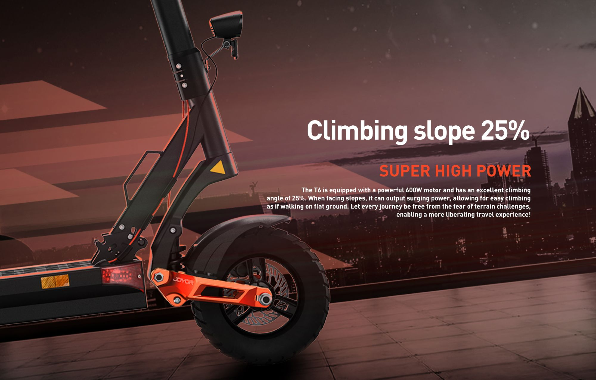 Uno scooter elettrico nero con accenti arancioni è mostrato su uno sfondo urbano scuro.