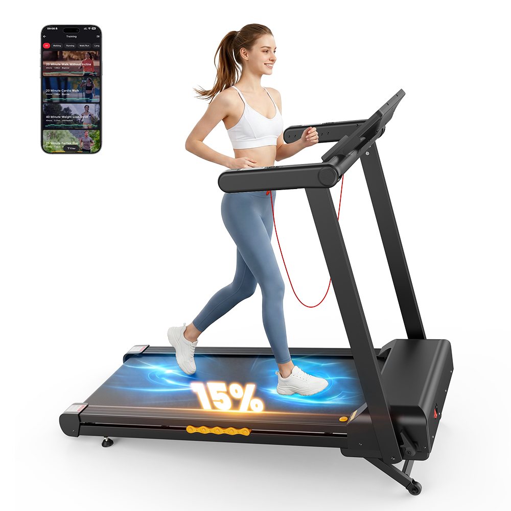 Una donna corre su un tapis roulant con pendenza del 15%, accanto un telefono con app di allenamento.