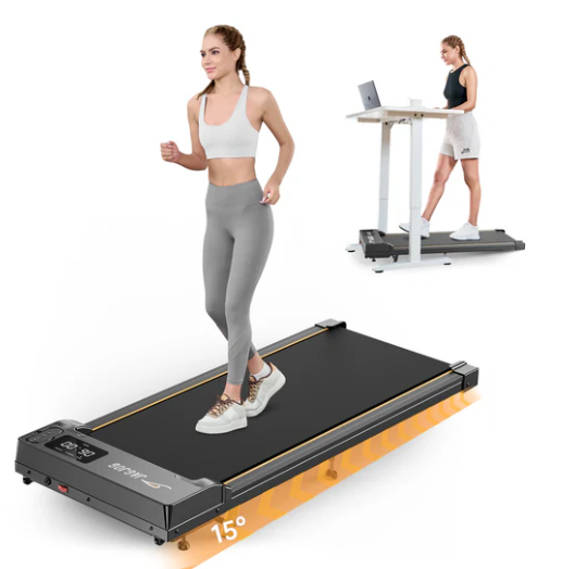 Donna corre su tapis roulant. Sullo sfondo, donna su stepper con laptop.