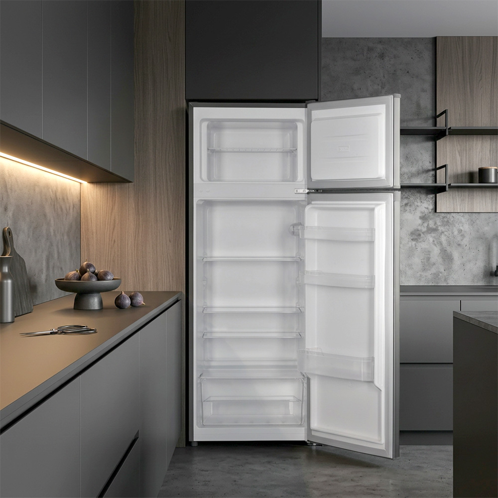 Refrigerador abierto en cocina moderna con gabinetes oscuros y frutero.
