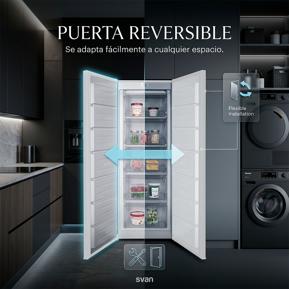Un congelador abierto con cajones llenos está en una cocina moderna.