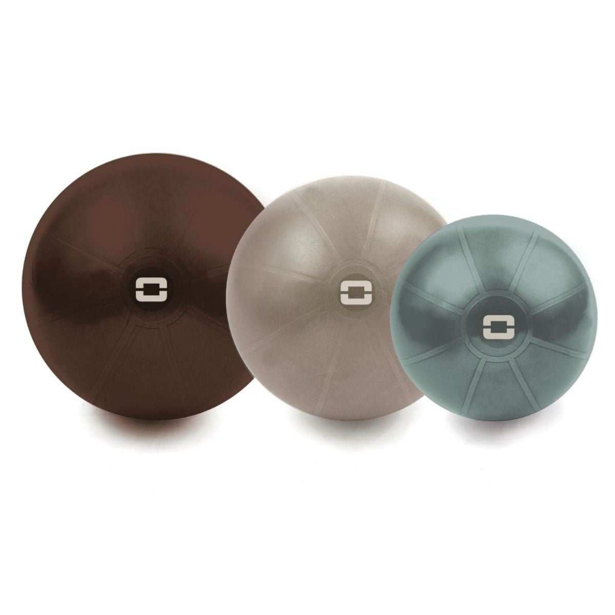 Drie fitnessballen in verschillende maten en kleuren: bruin, beige en grijs.