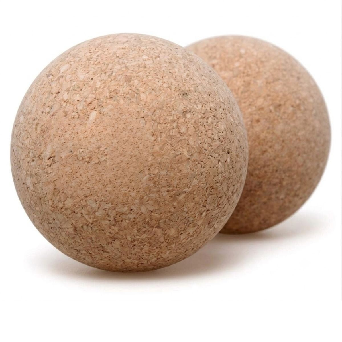 Twee ronde kurken ballen op een witte achtergrond.