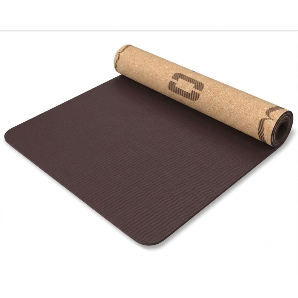 Een bruine yogamat met een gegroefd oppervlak, deels opgerold op een kurken rol.