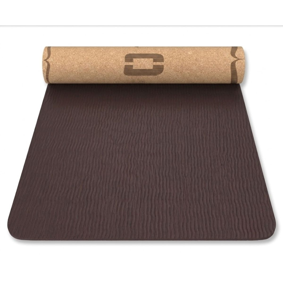 Een bruine yogamat, gedeeltelijk opgerold, met kurkkleurige handgreep en logo.