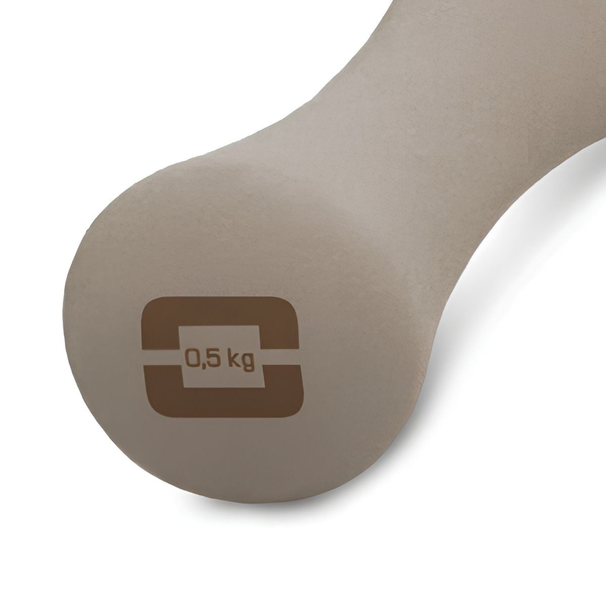 Een beige halterhandvat met "0,5 kg" in een bruin vierkant logo.
