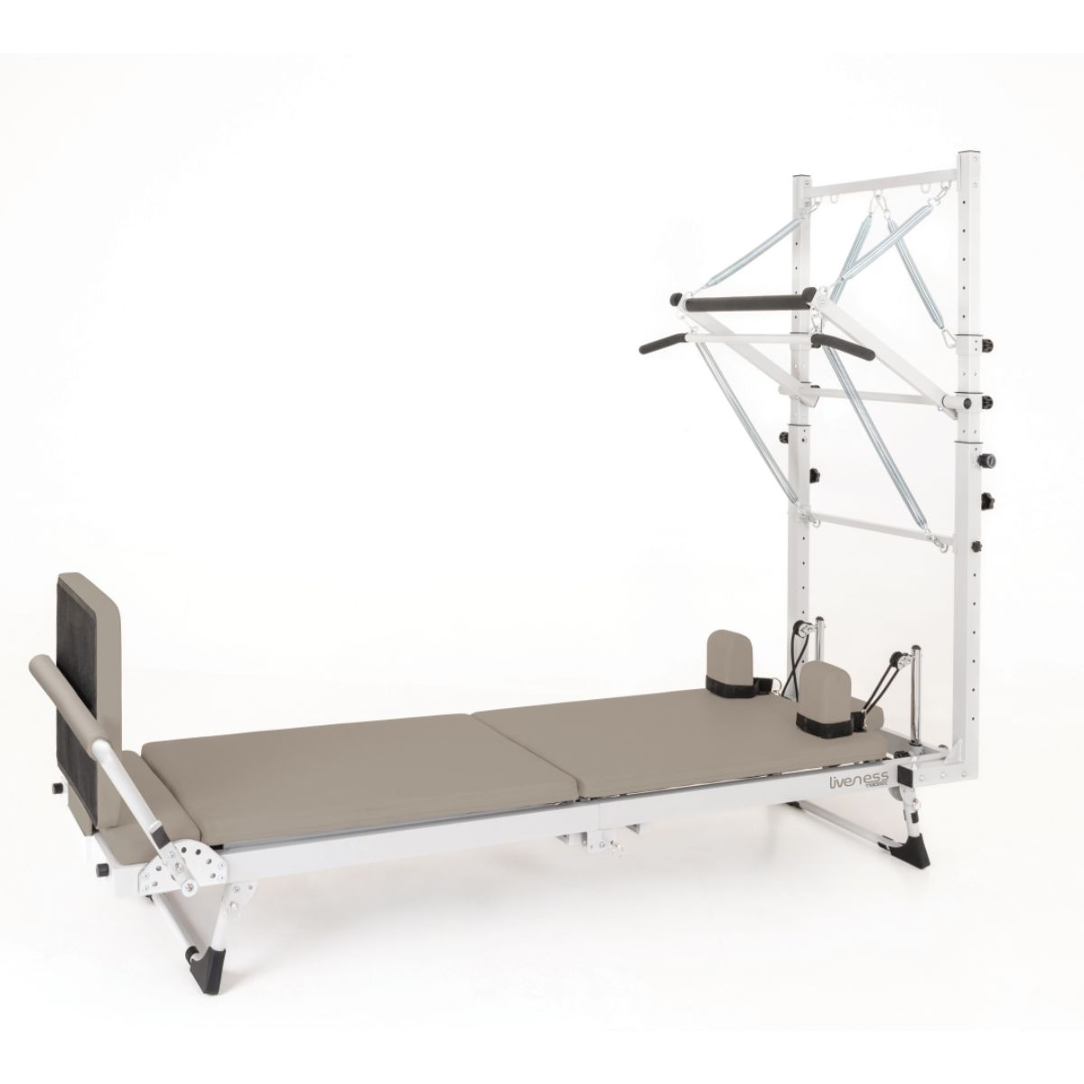 Een witte Pilates reformer met een gewatteerde wagen en verstelbare hoofdsteun.
