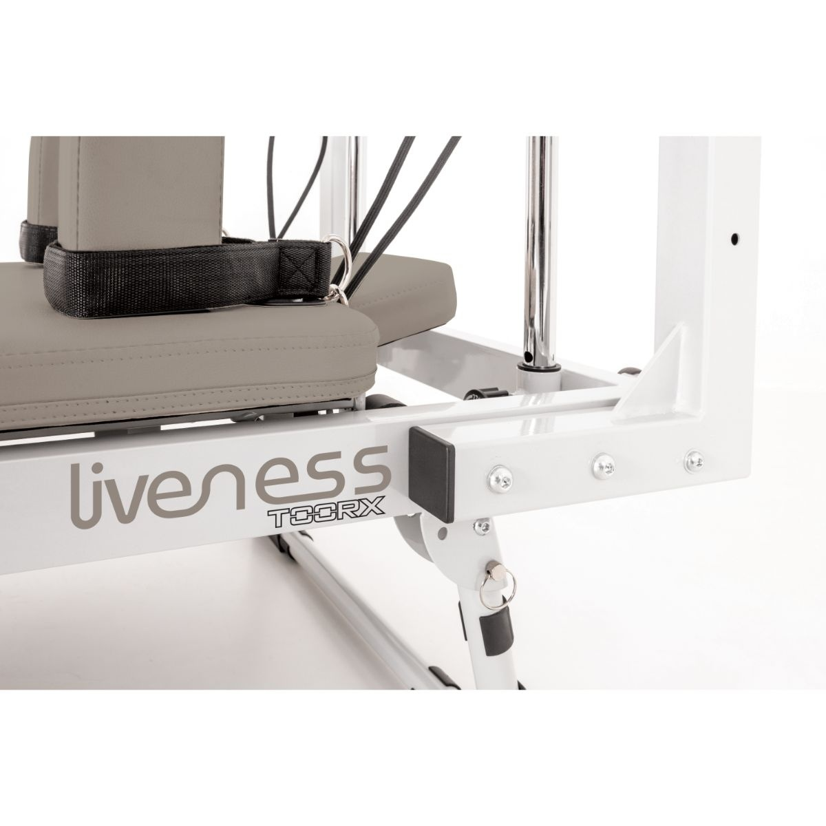 Close-up van een witte fitnessmachine met grijze gestoffeerde zittingen en riemen.