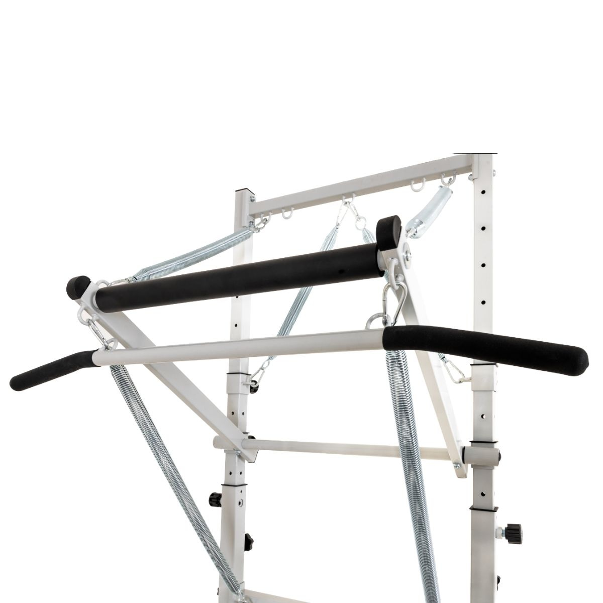 Een witte Pilates-machine met zwarte handgrepen en veren.