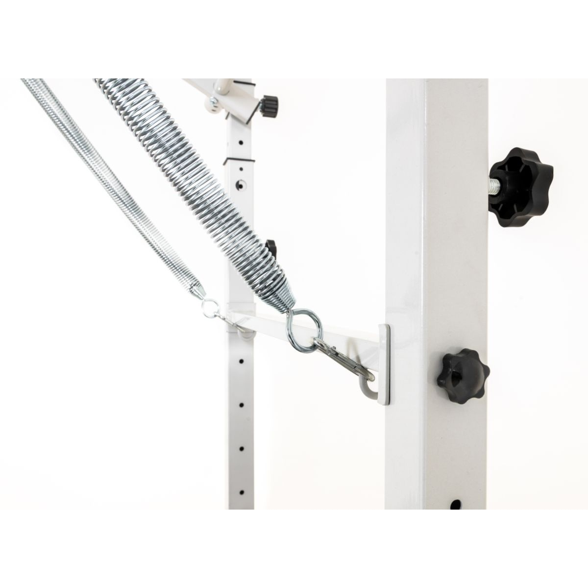 Witte metalen stangen met zwarte knoppen en zilveren veren.