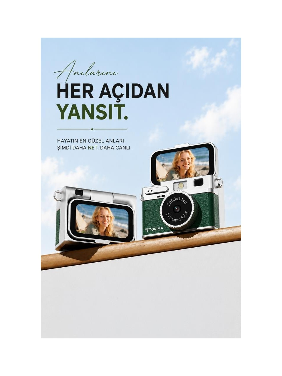İki retro kamera, biri gümüş, biri yeşil, mavi gökyüzüne karşı.