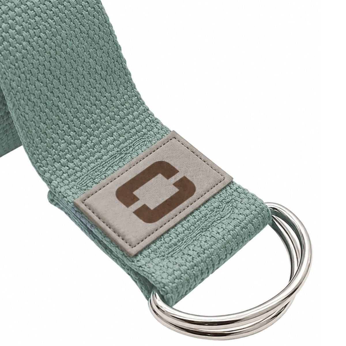 Een lichtgroene band met een logo patch en twee D-ringen.