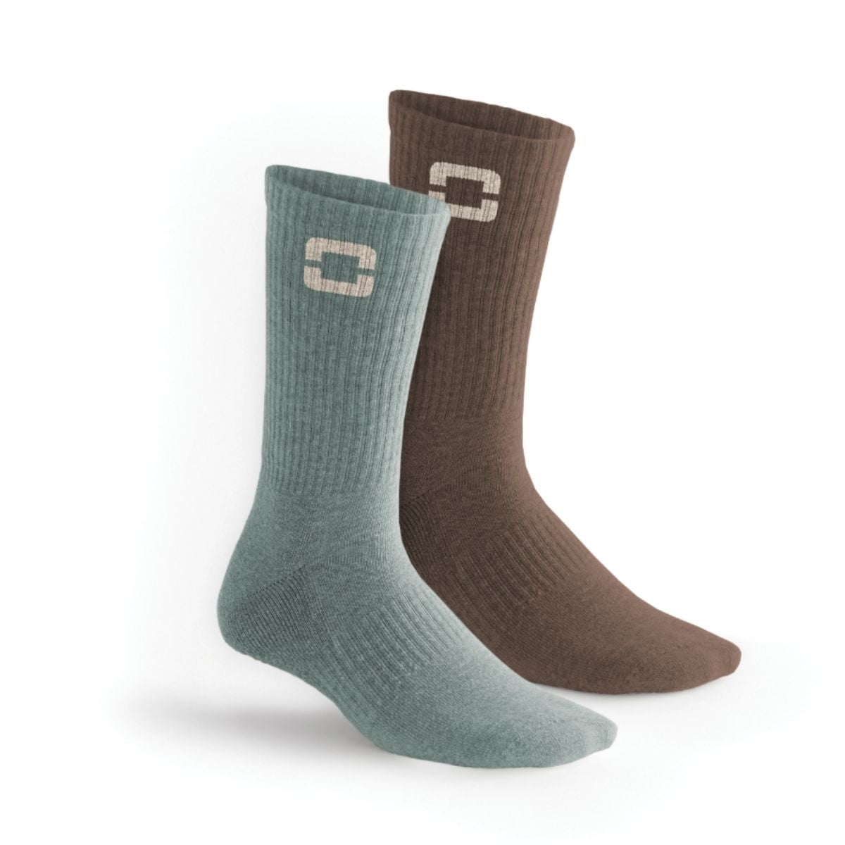 Twee paar sokken, één groenblauw, één bruin, met wit logo.