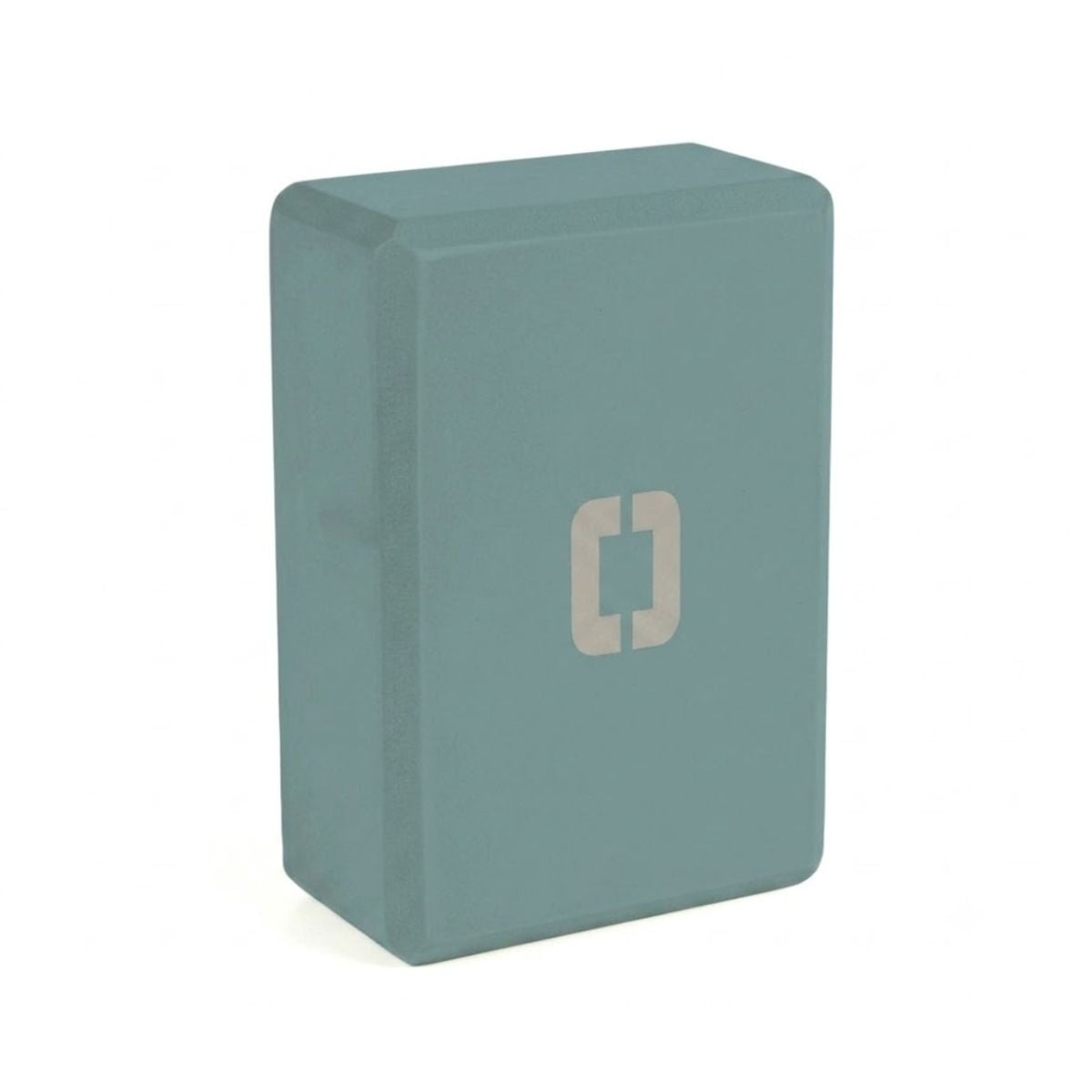 Een blauwgrijze yogablock met een wit logo in het midden.