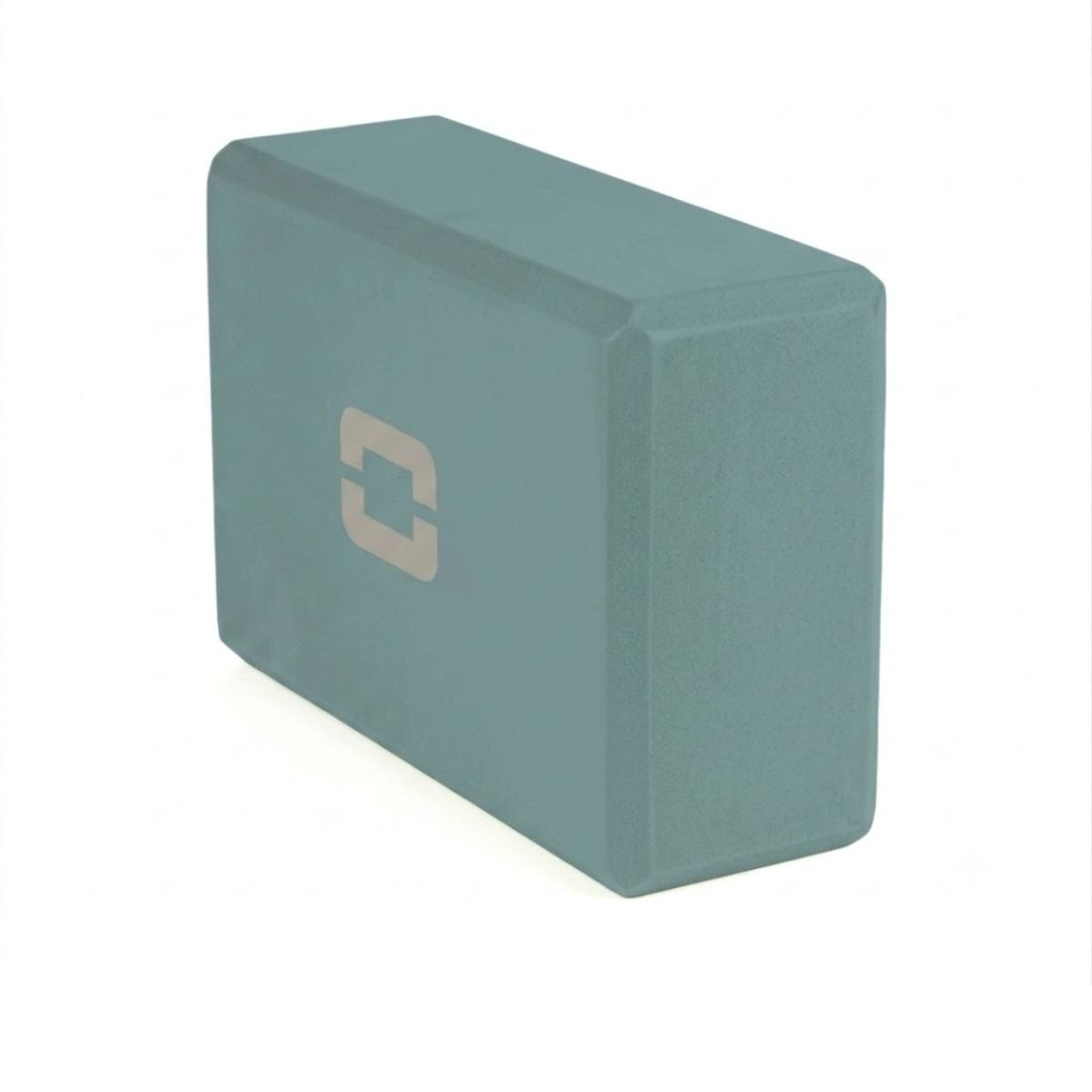 Een turquoise yoga blok met een gestileerd logo op de zijkant.
