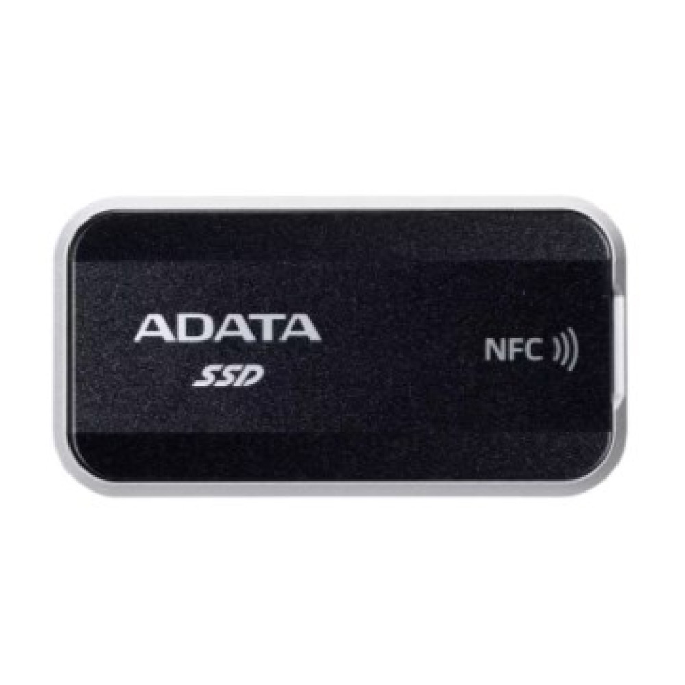 Czarny dysk ADATA SSD NFC z zaokrąglonymi rogami na białym tle.