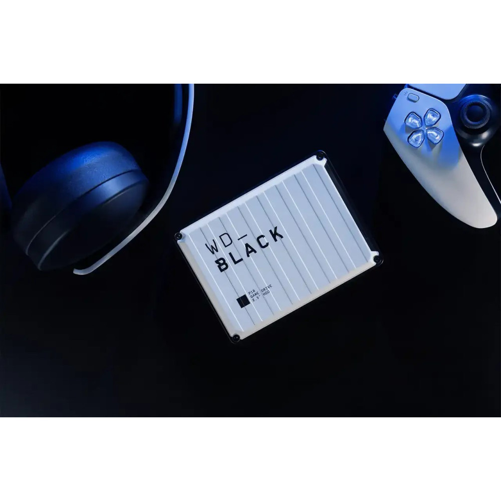 Dysk WD_BLACK Game Drive leży obok słuchawek i kontrolera.