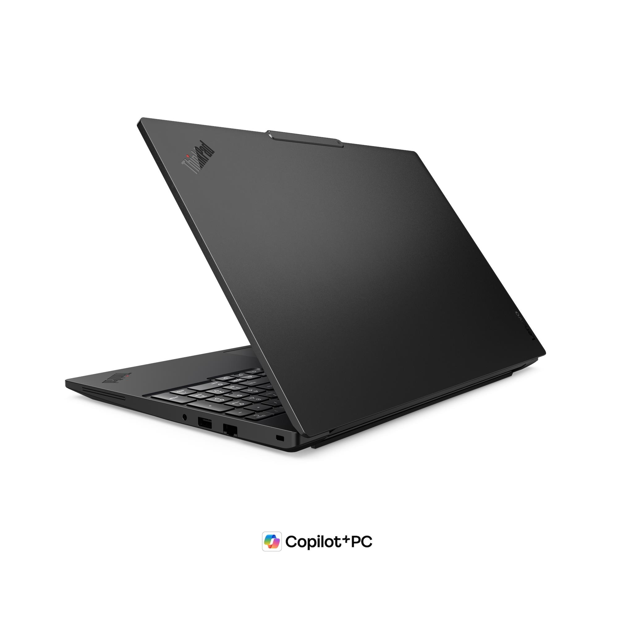 Un laptop nero con logo ThinkPad, su sfondo bianco.