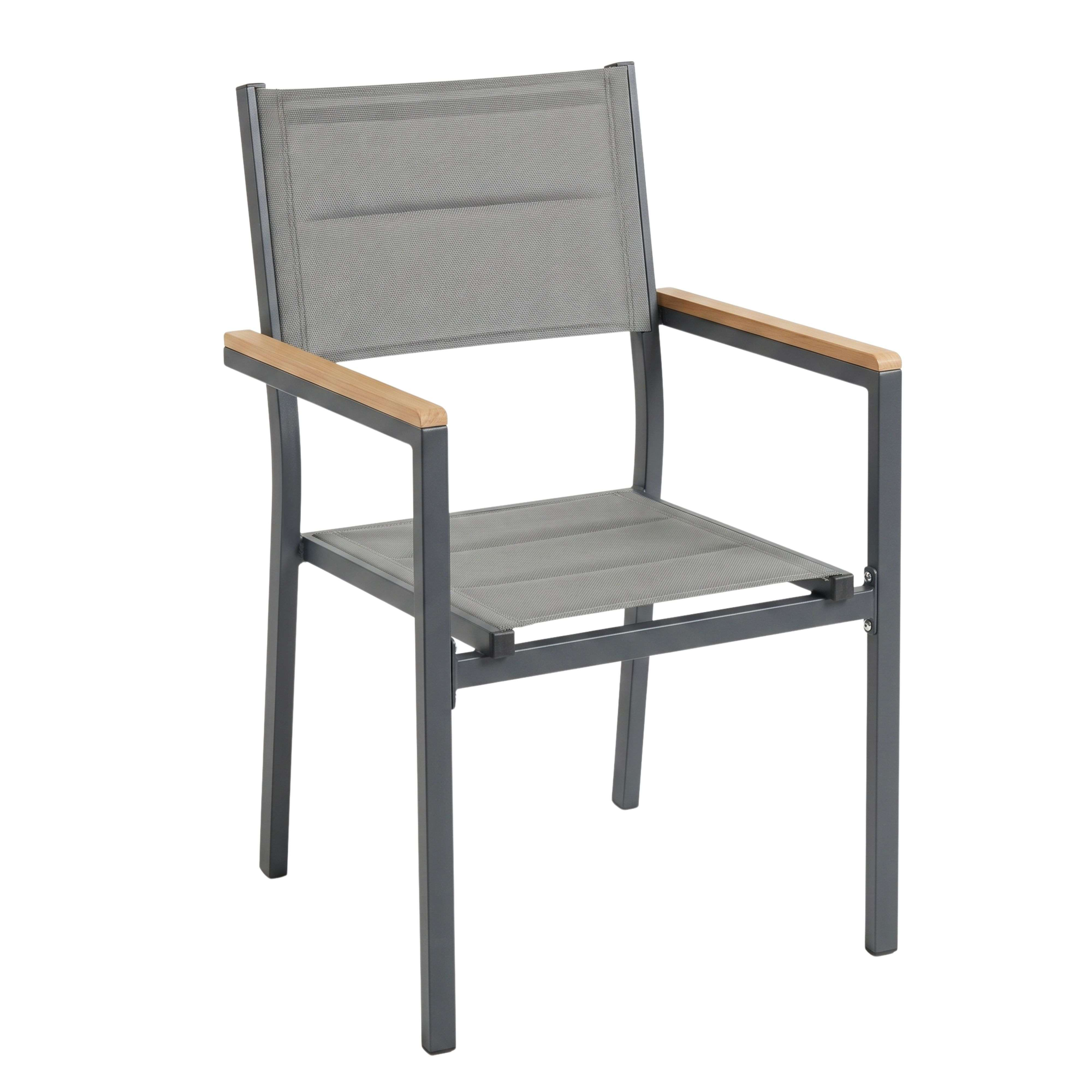 Sillón gris con reposabrazos de madera, aislado sobre fondo blanco.