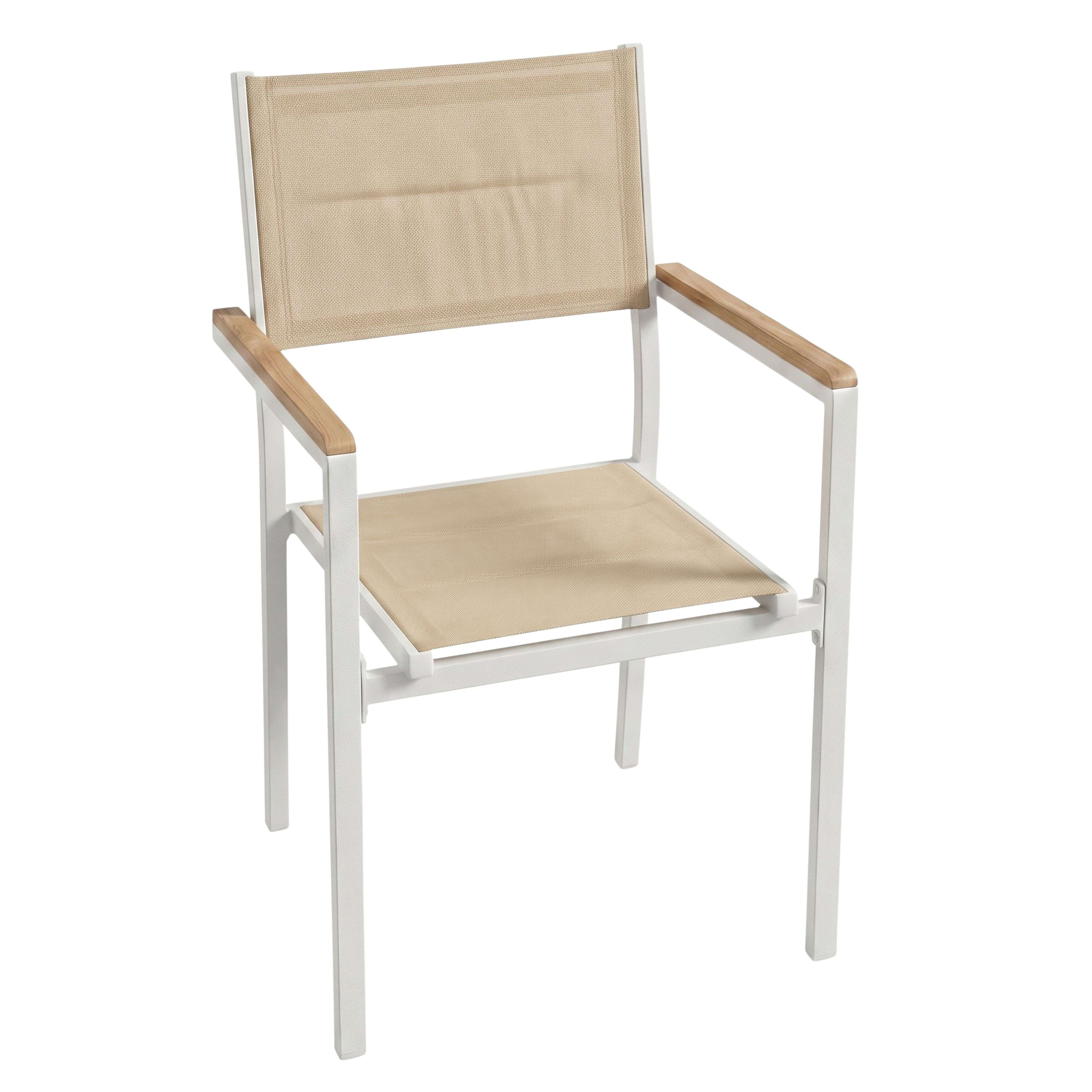 Silla de color claro con marco blanco, asiento y respaldo beige y reposabrazos de madera.