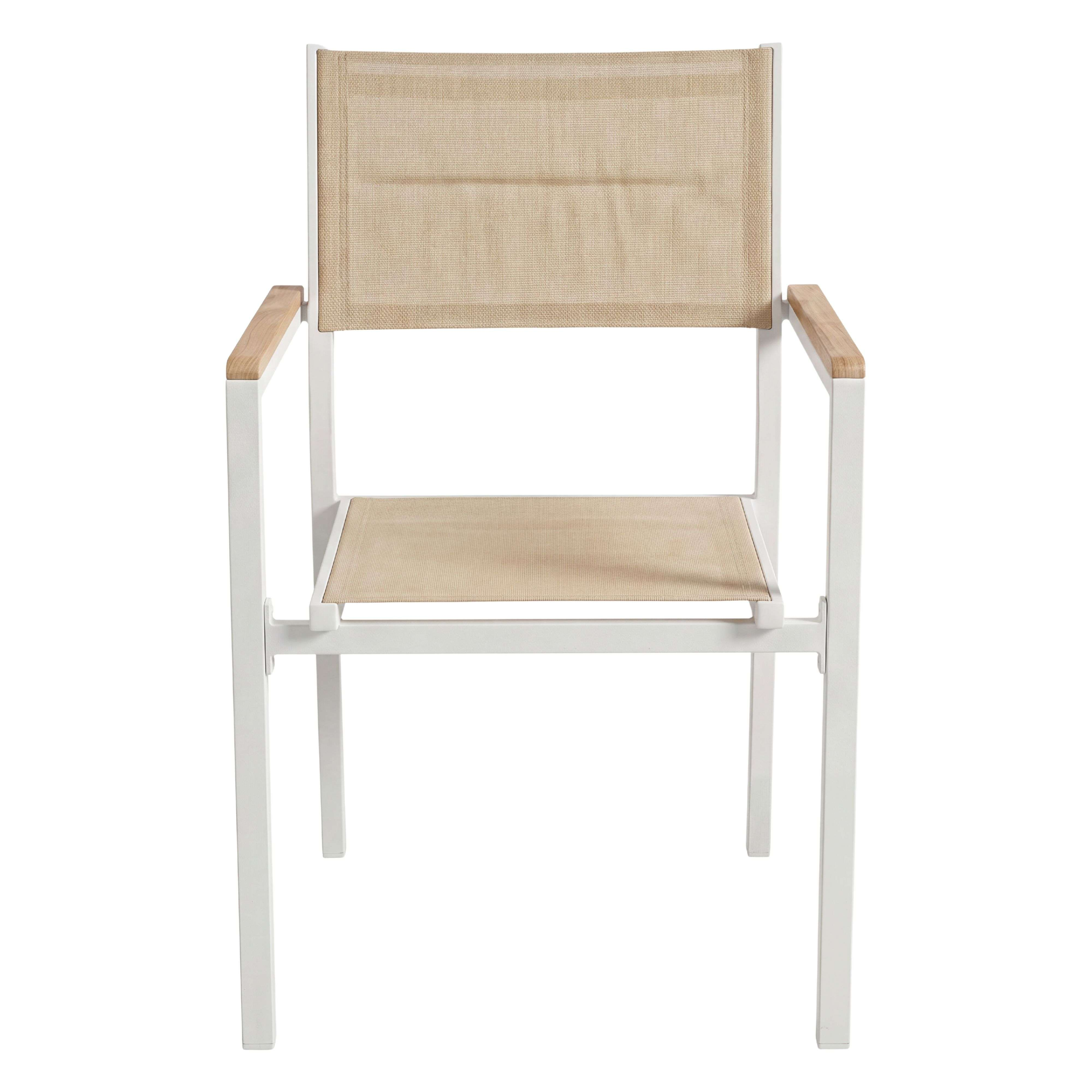 Una silla blanca con brazos de madera y asiento y respaldo de tela beige.