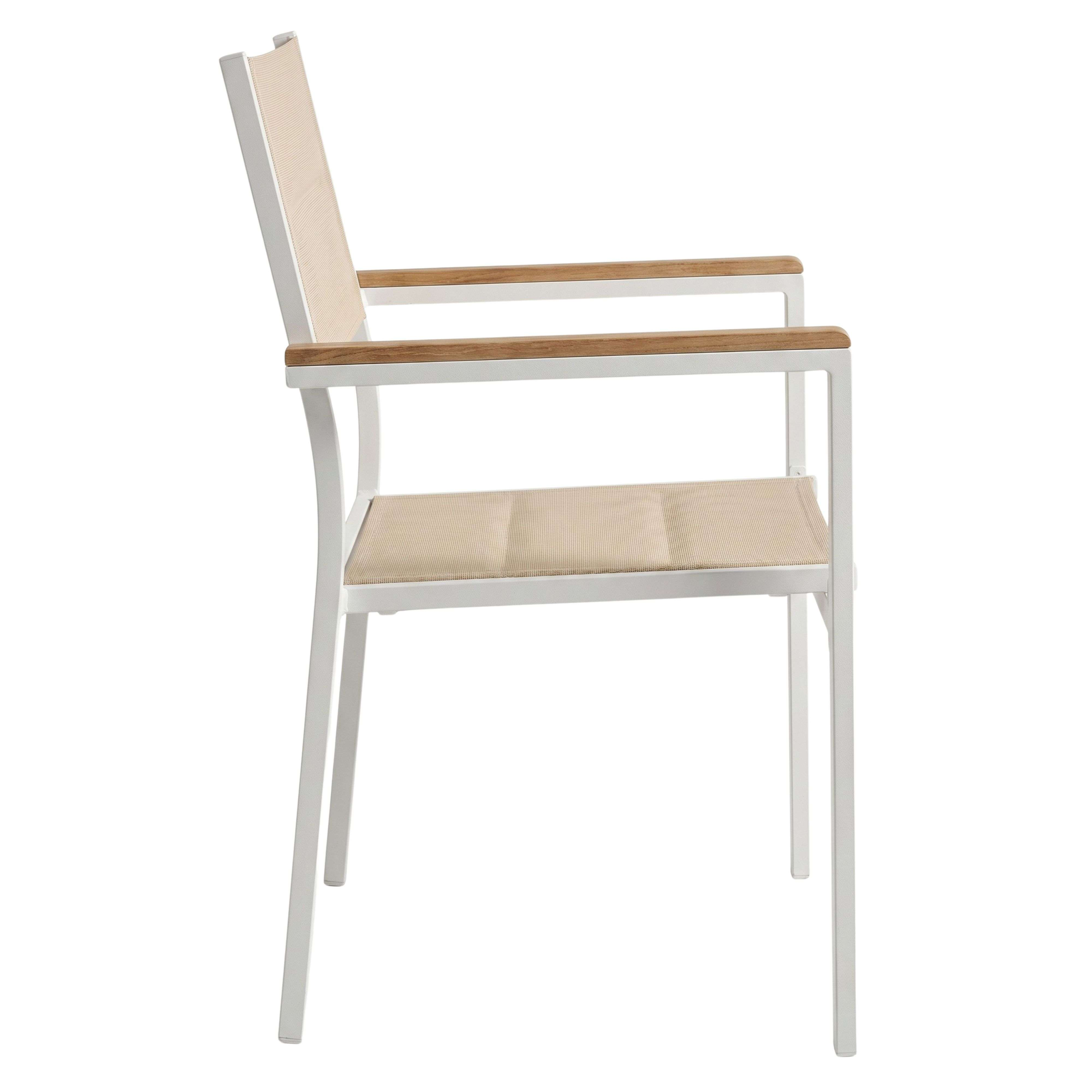 Una silla moderna con marco de metal blanco, reposabrazos de madera y tela beige.