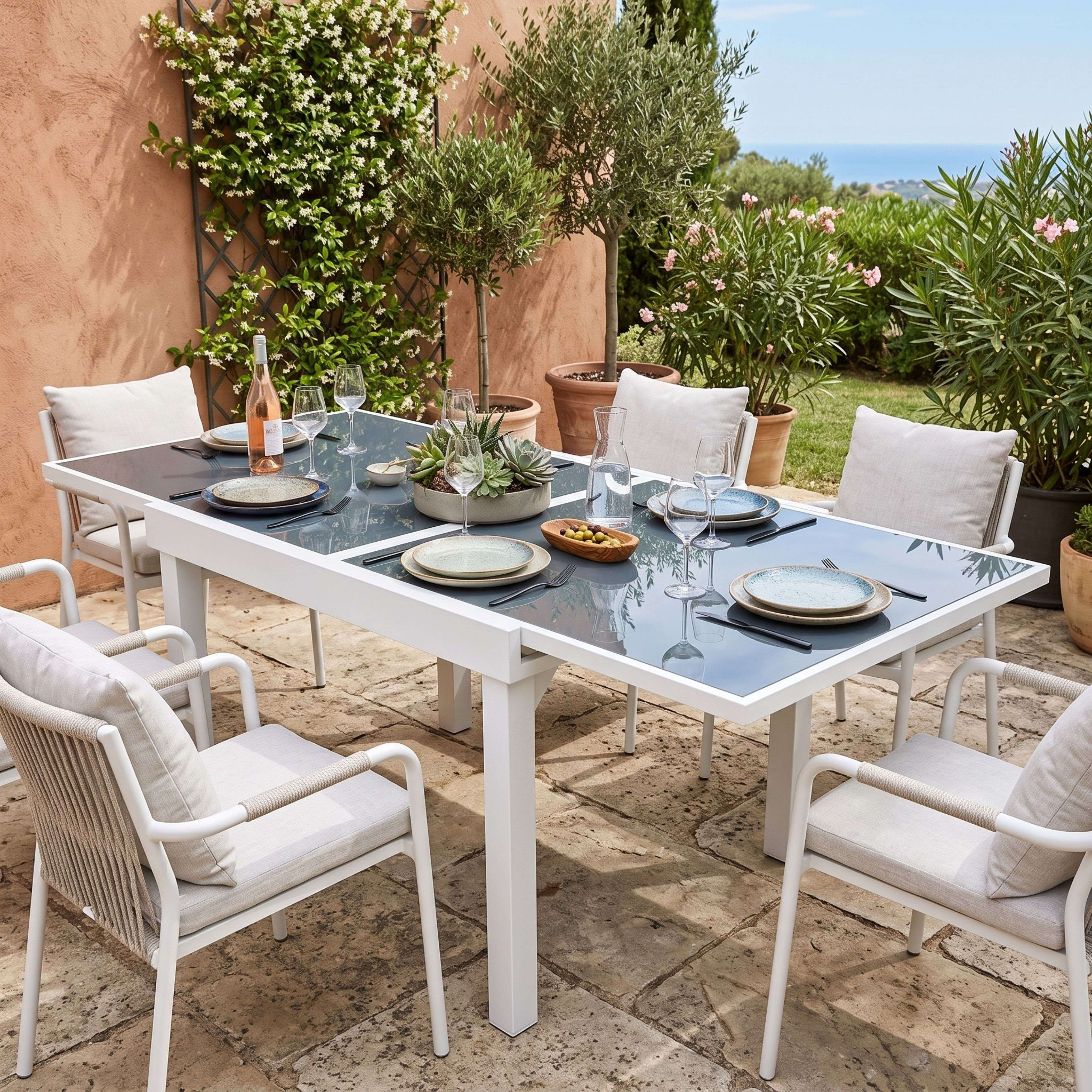 Una mesa de comedor exterior con seis sillas, puesta para una comida.