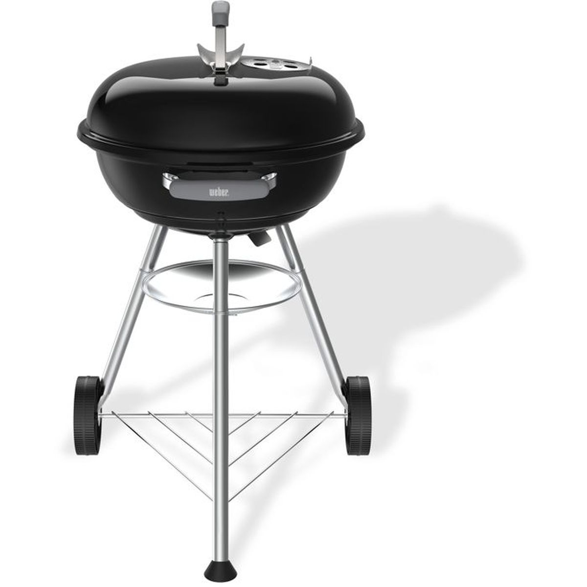 Ein schwarzer Weber Grill mit silbernen Beinen und Rädern.