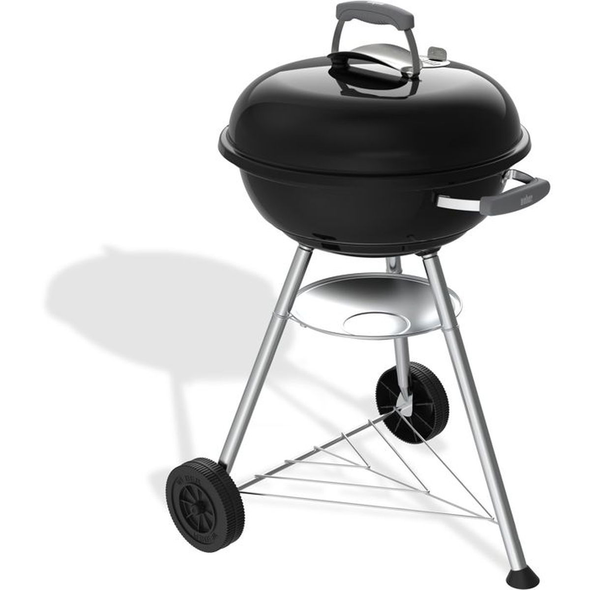 Ein schwarzer Kugelgrill auf silbernen Beinen mit zwei Rädern.