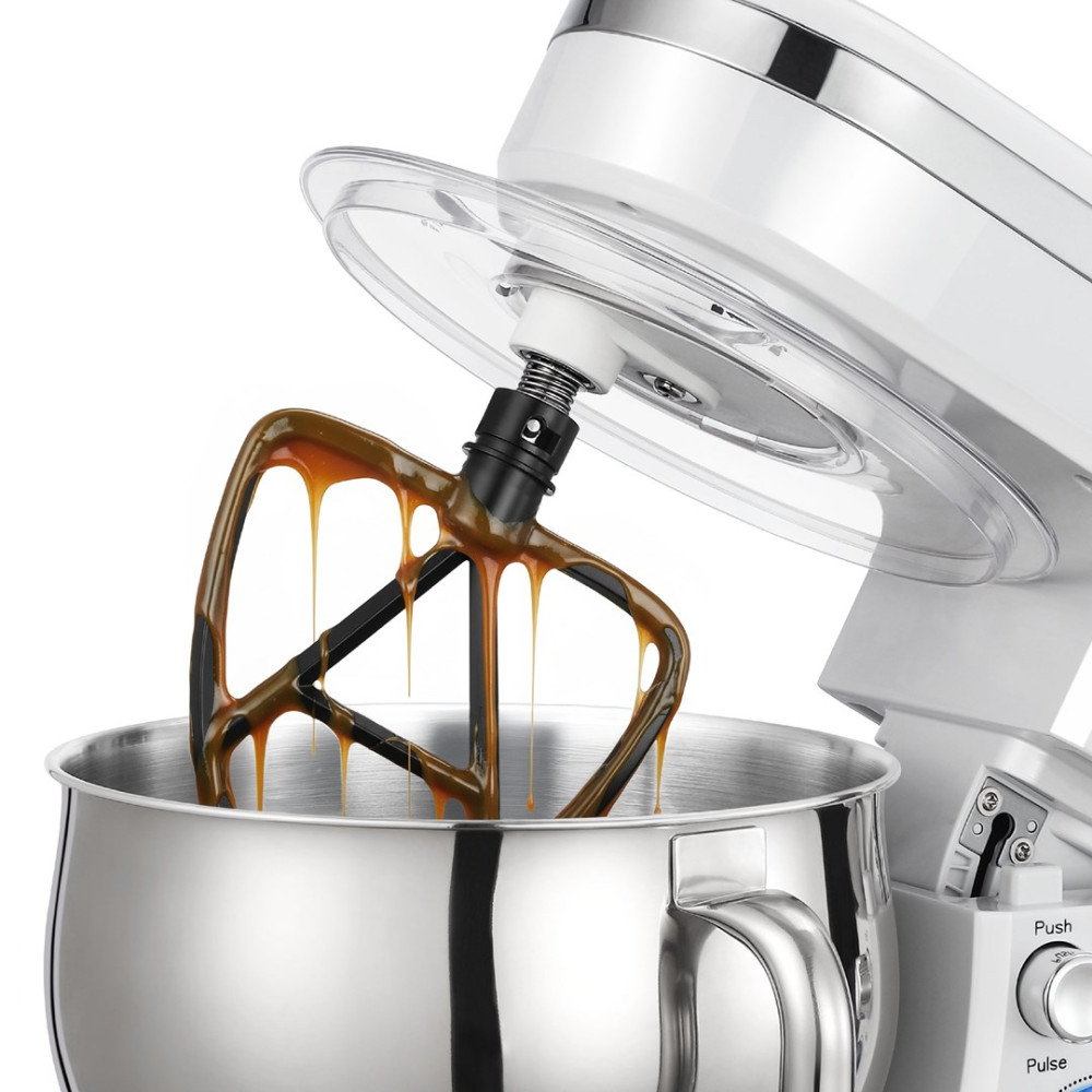 Robot kuchenny z mieszadłem pokrytym gęstym sosem karmelowym.