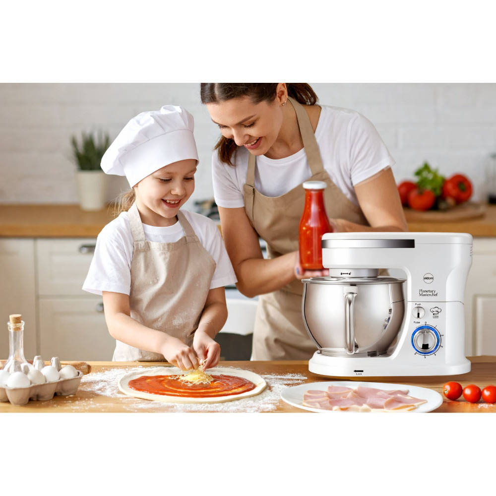 Matka i dziecko robią pizzę w kuchni z białym mikserem planetarnym.