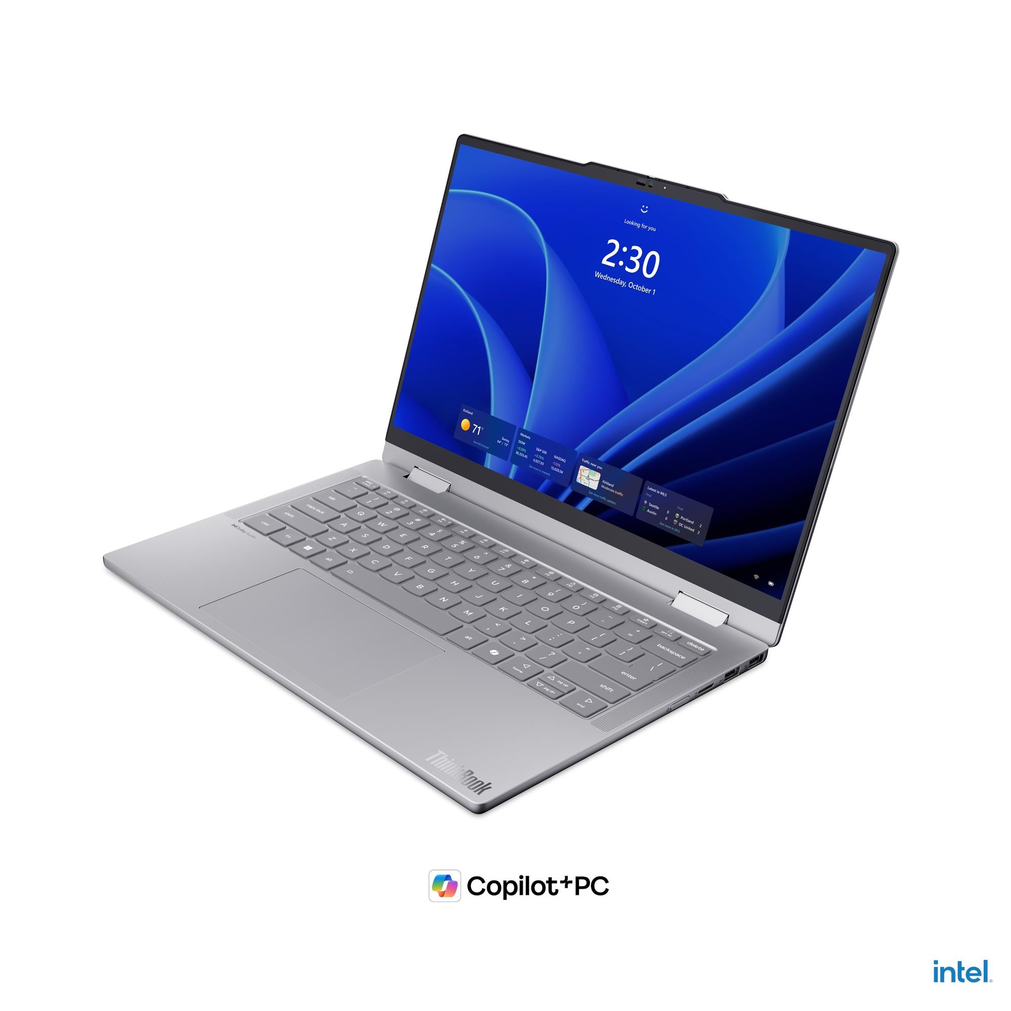 Un laptop argento con logo ThinkBook sulla tastiera e marchio Copilot+PC.