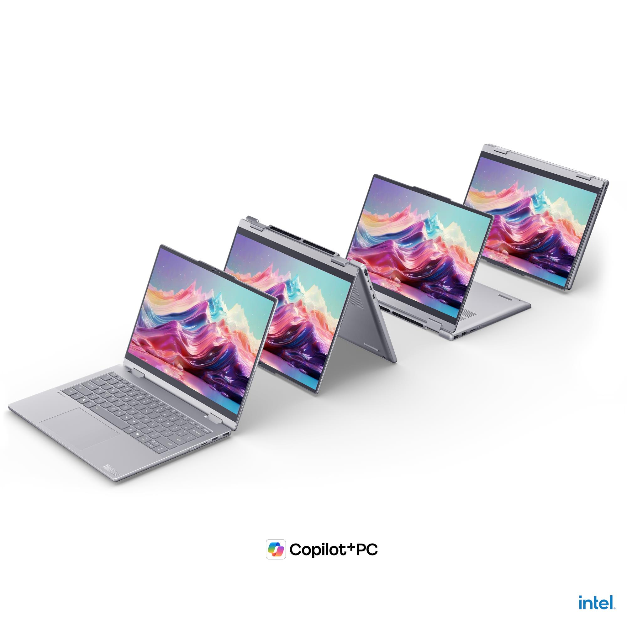 Quattro laptop argentati in fila, ognuno con un'immagine astratta colorata sullo schermo.