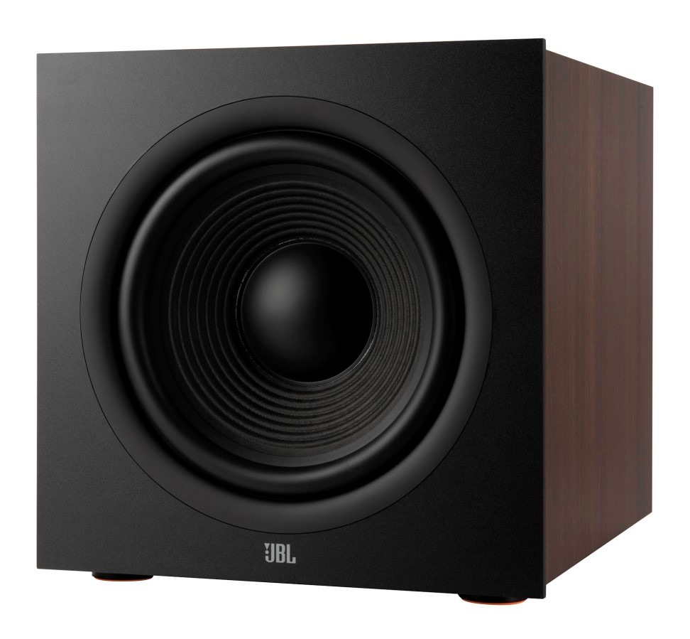 Czarny subwoofer z drewnianą obudową i logo JBL, wyizolowany.