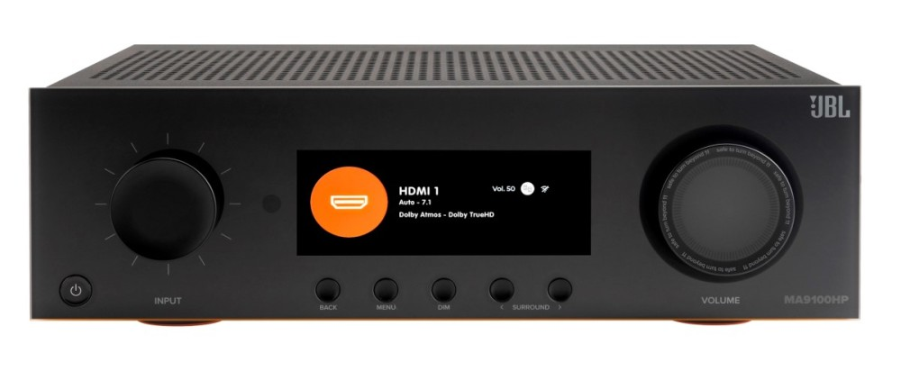 Czarny wzmacniacz JBL z dużymi pokrętłami po lewej i prawej stronie, wyświetlacz pokazuje HDMI 1.
