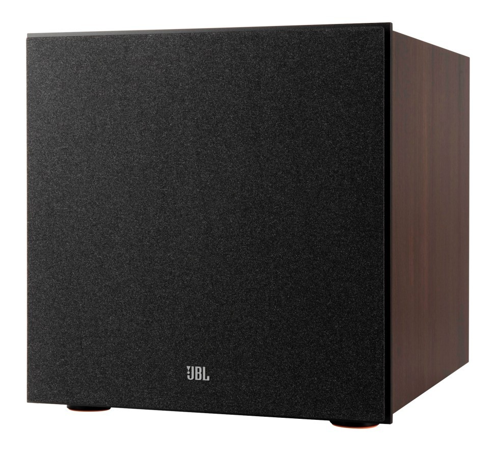 Czarny subwoofer JBL z teksturowanym panelem przednim i ciemnobrązowymi bokami z rysunkiem drewna, stojący na małych pomarańczowych nóżkach.