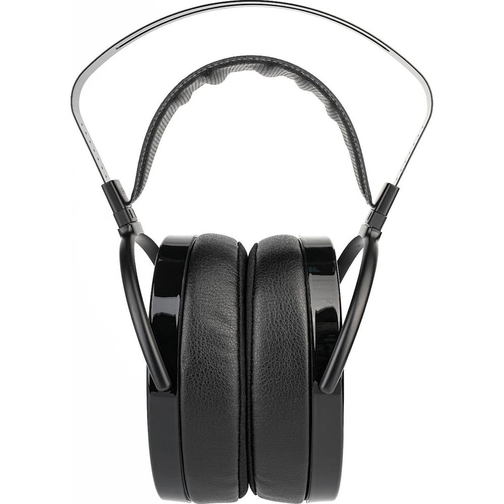 Auriculares negros circumaurales con copas brillantes y acolchado de cuero.