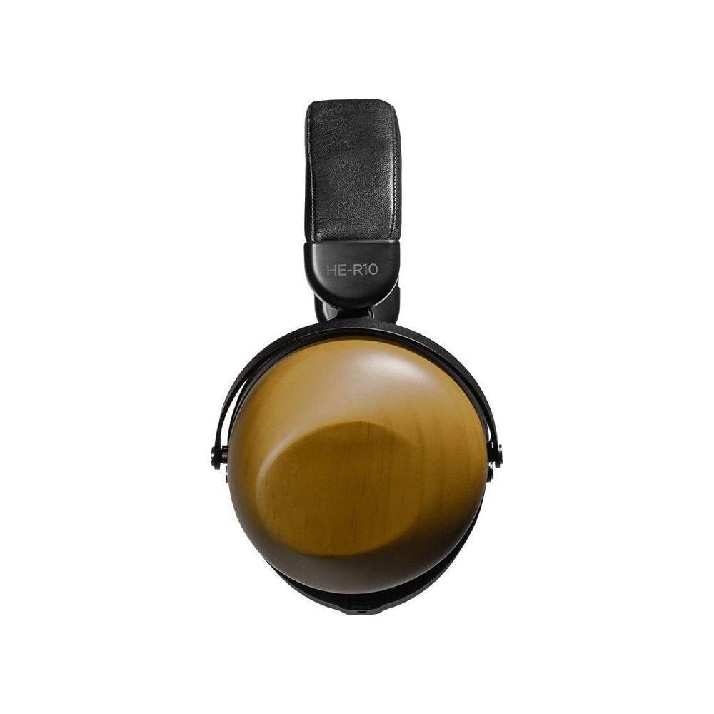 Un par de auriculares marrones y negros etiquetados HE-R10.