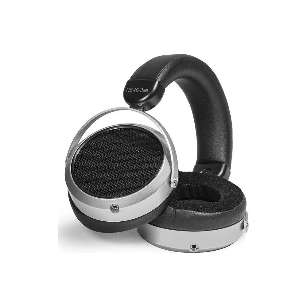 Auriculares negros y plateados con diadema y almohadillas acolchadas.