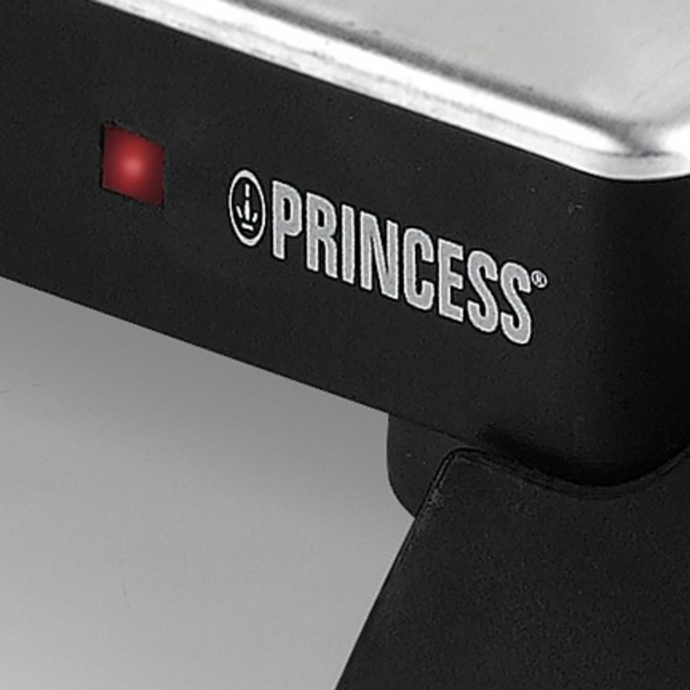 Ein rotes Lämpchen leuchtet neben dem Schriftzug PRINCE.