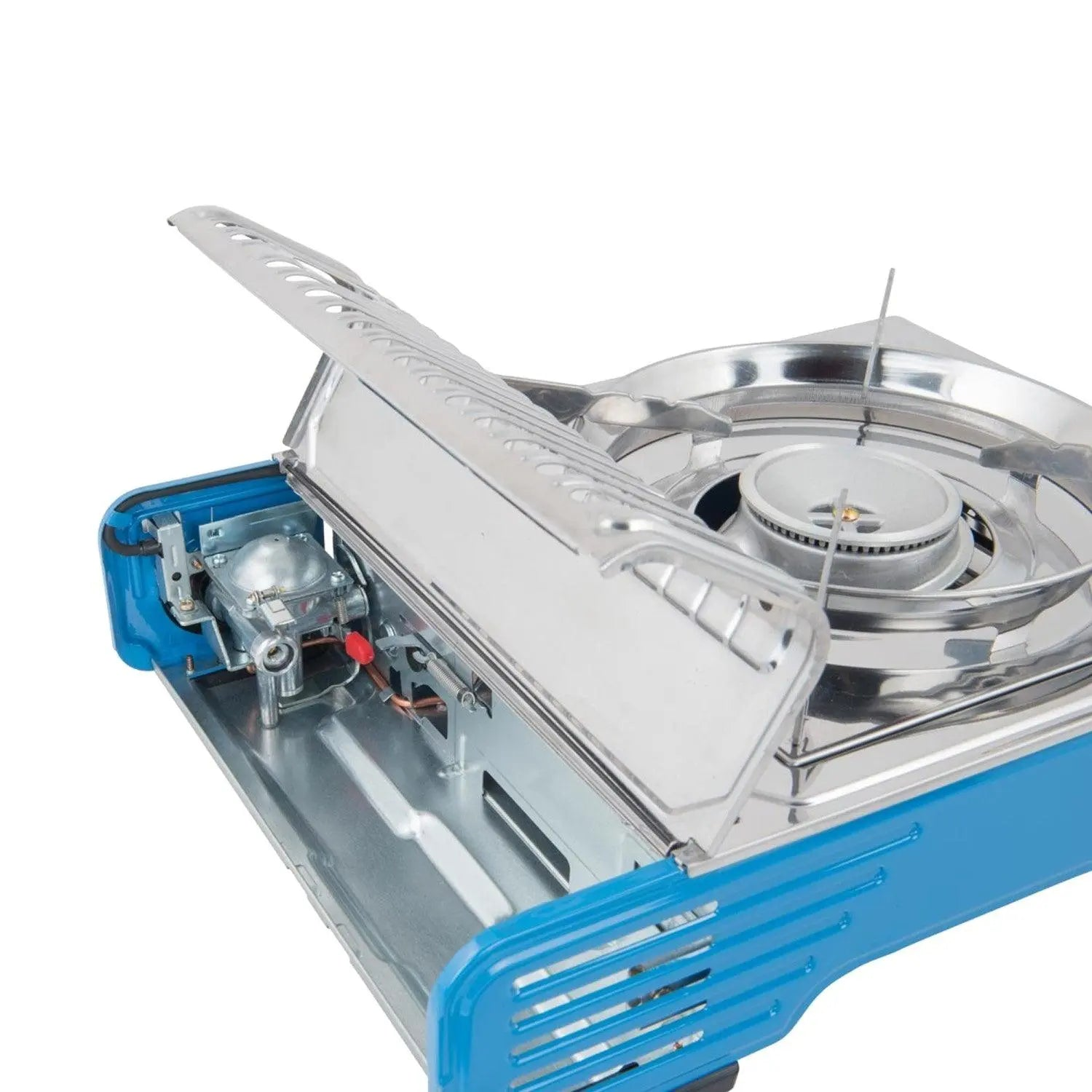 Ein blauer Campingkocher mit silbernen Metallteilen und einem geöffneten Windschutz.