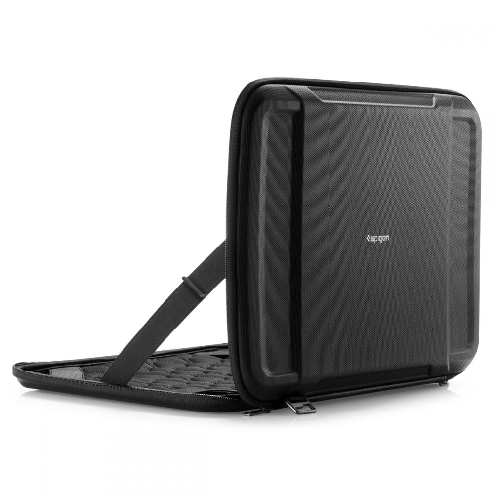 Custodia nera Spigen per laptop, aperta con cinturino elastico, su sfondo bianco.