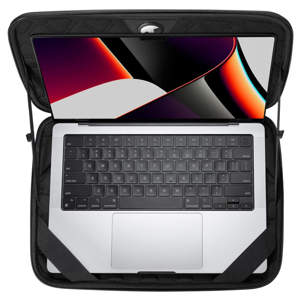 Un laptop argentato con tastiera nera è aperto in una custodia protettiva nera. Lo schermo mostra forme astratte rosse, arancioni e nere.