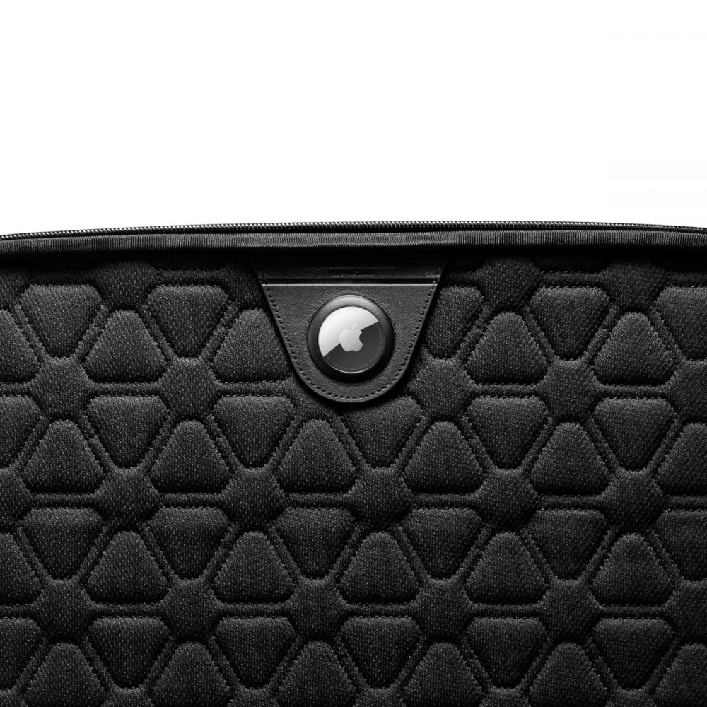 Borsa nera con motivo a nido d'ape e Apple AirTag.