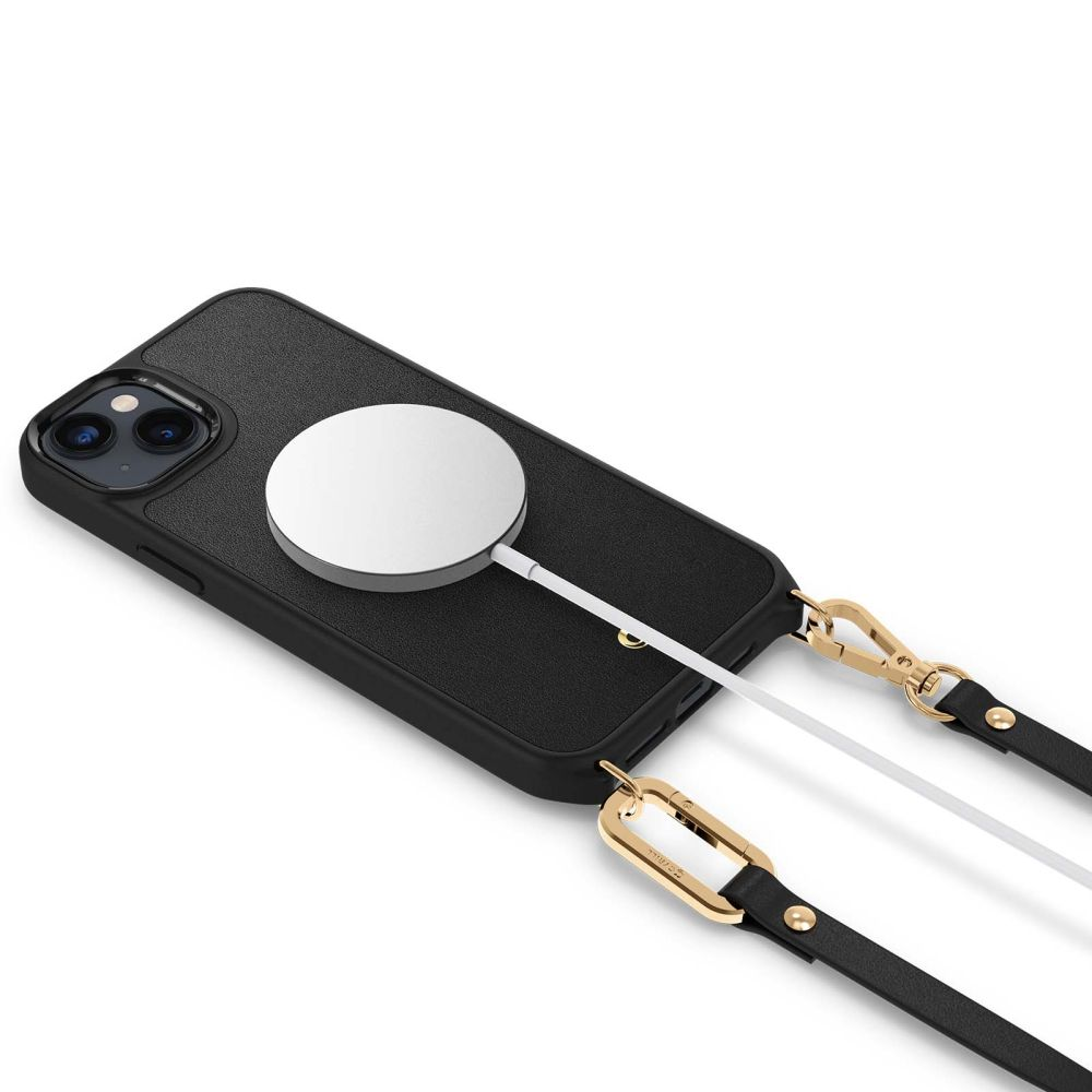 Un iPhone nero in una custodia testurizzata, in carica con un caricabatterie MagSafe bianco, con un cinturino nero e oro attaccato.