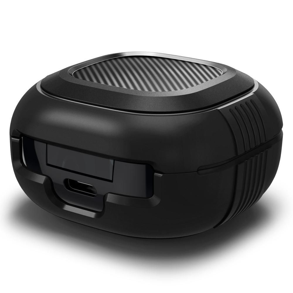Custodia di ricarica nera con parte superiore a fantasia carbonio e porta USB-C.