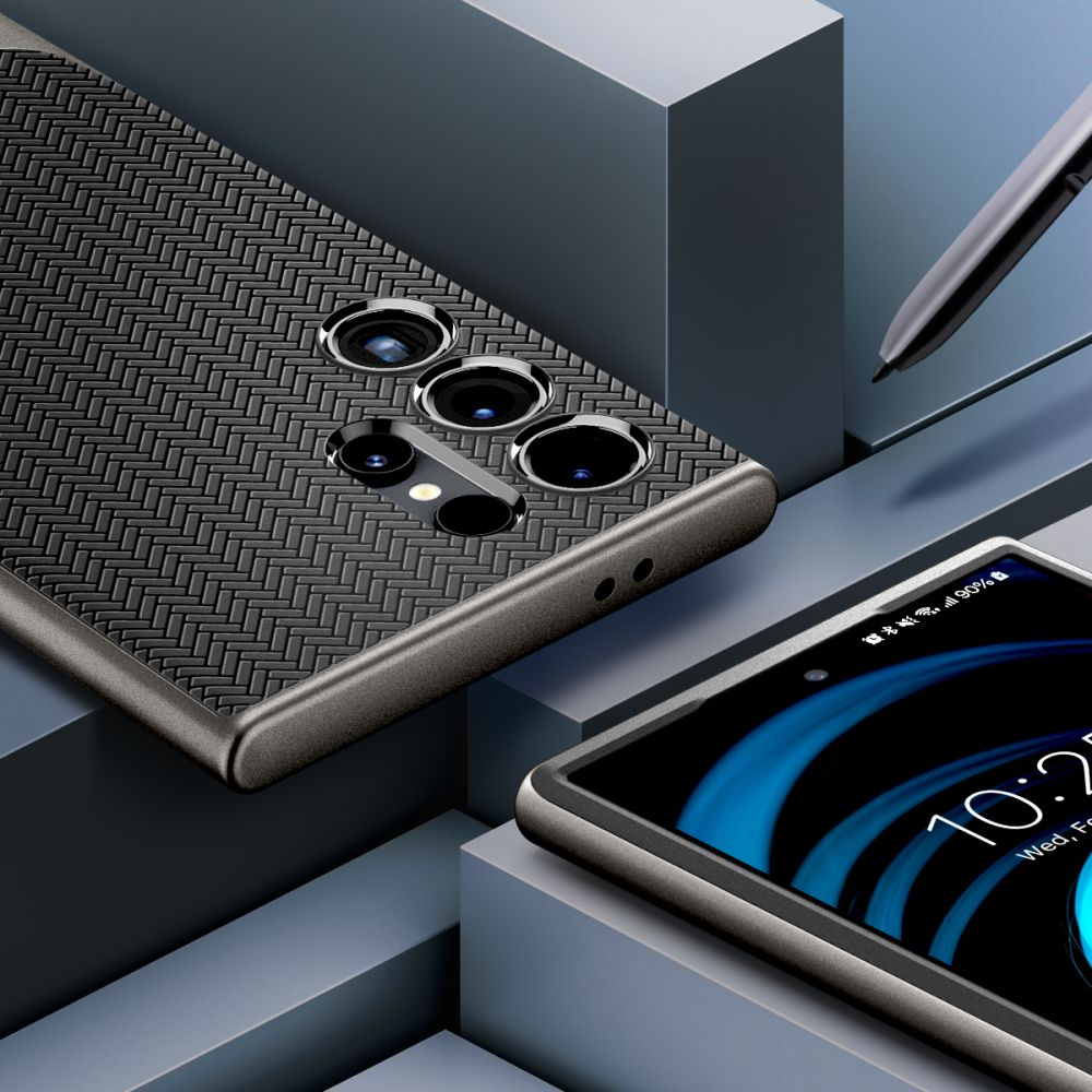 Telefono nero con fotocamere e stilo su sfondo blu.