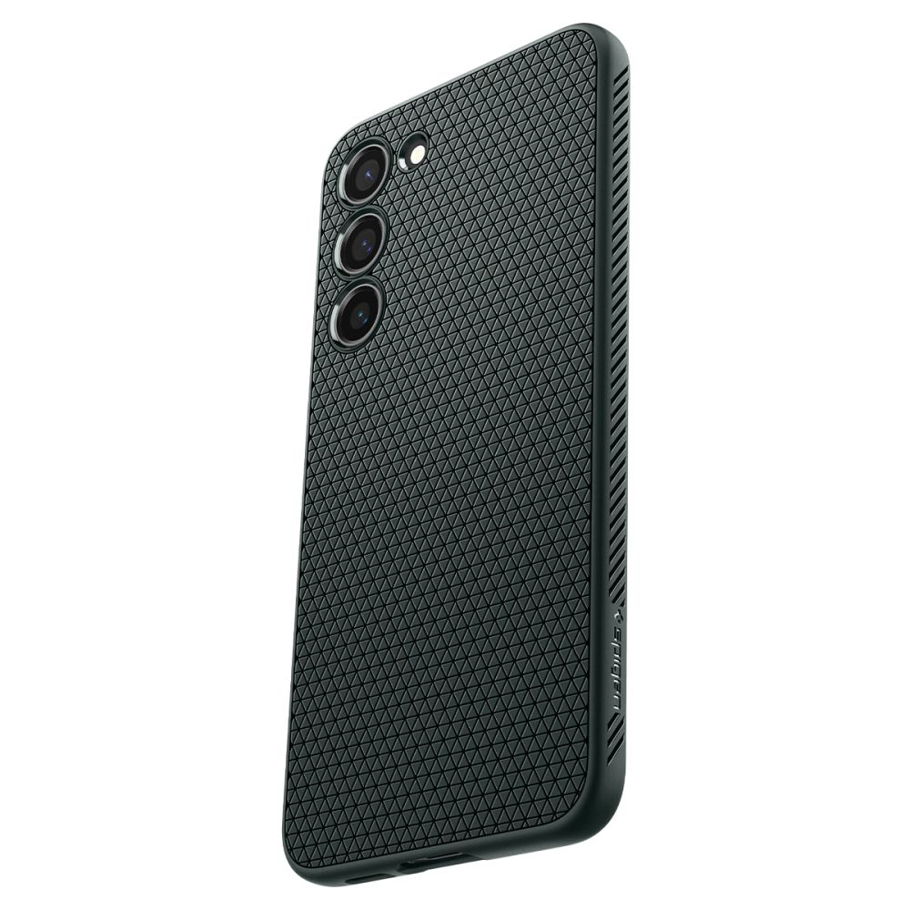 Smartphone nero con tripla fotocamera e custodia a rombi su sfondo bianco.