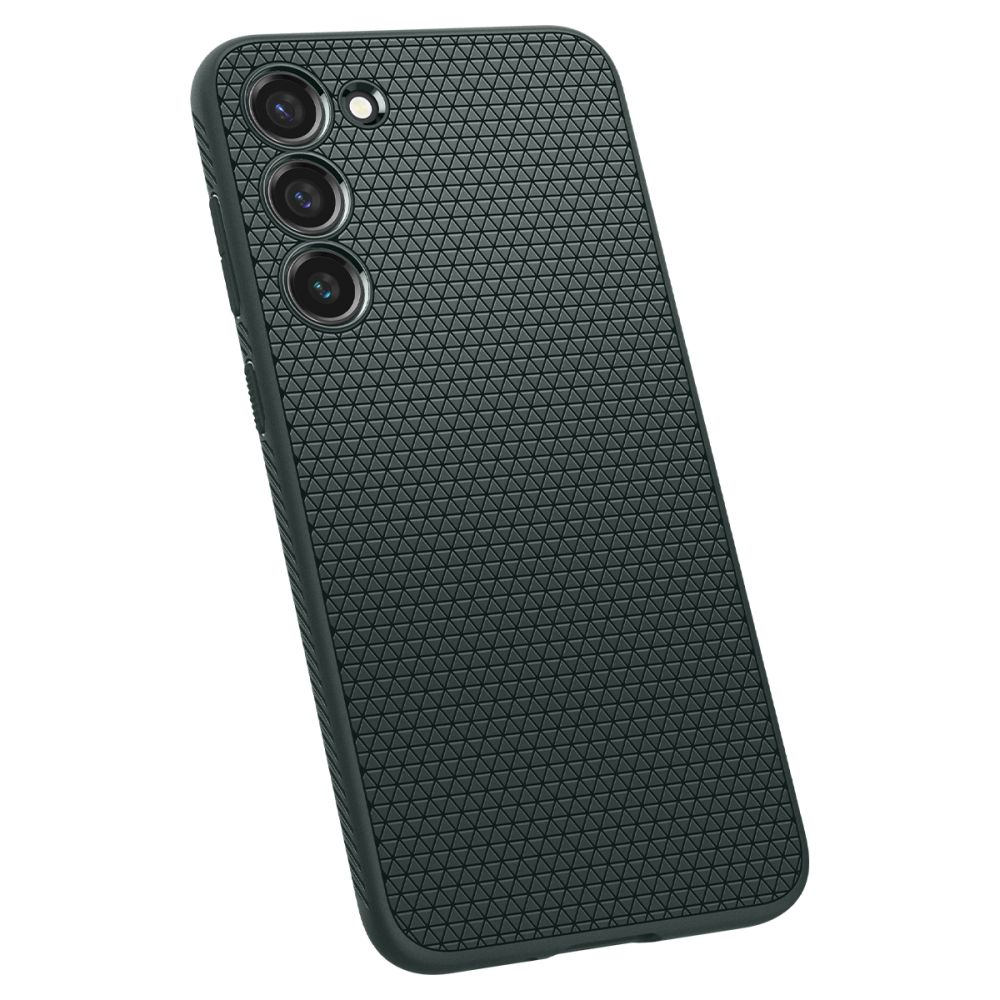 Smartphone grigio scuro con tripla fotocamera e motivo texturizzato sul retro.