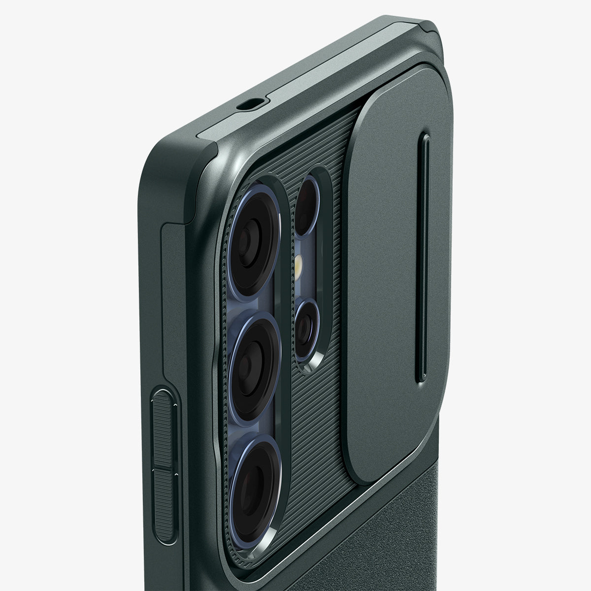 Primo piano di una custodia per smartphone verde scuro con retro testurizzato e una copertura scorrevole che protegge tre obiettivi della fotocamera.